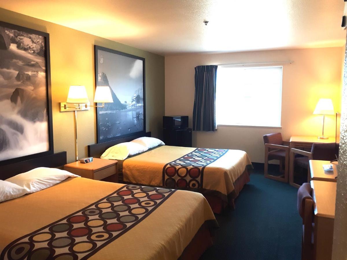 Super 8 By Wyndham Hamilton Hotel Exterior photo