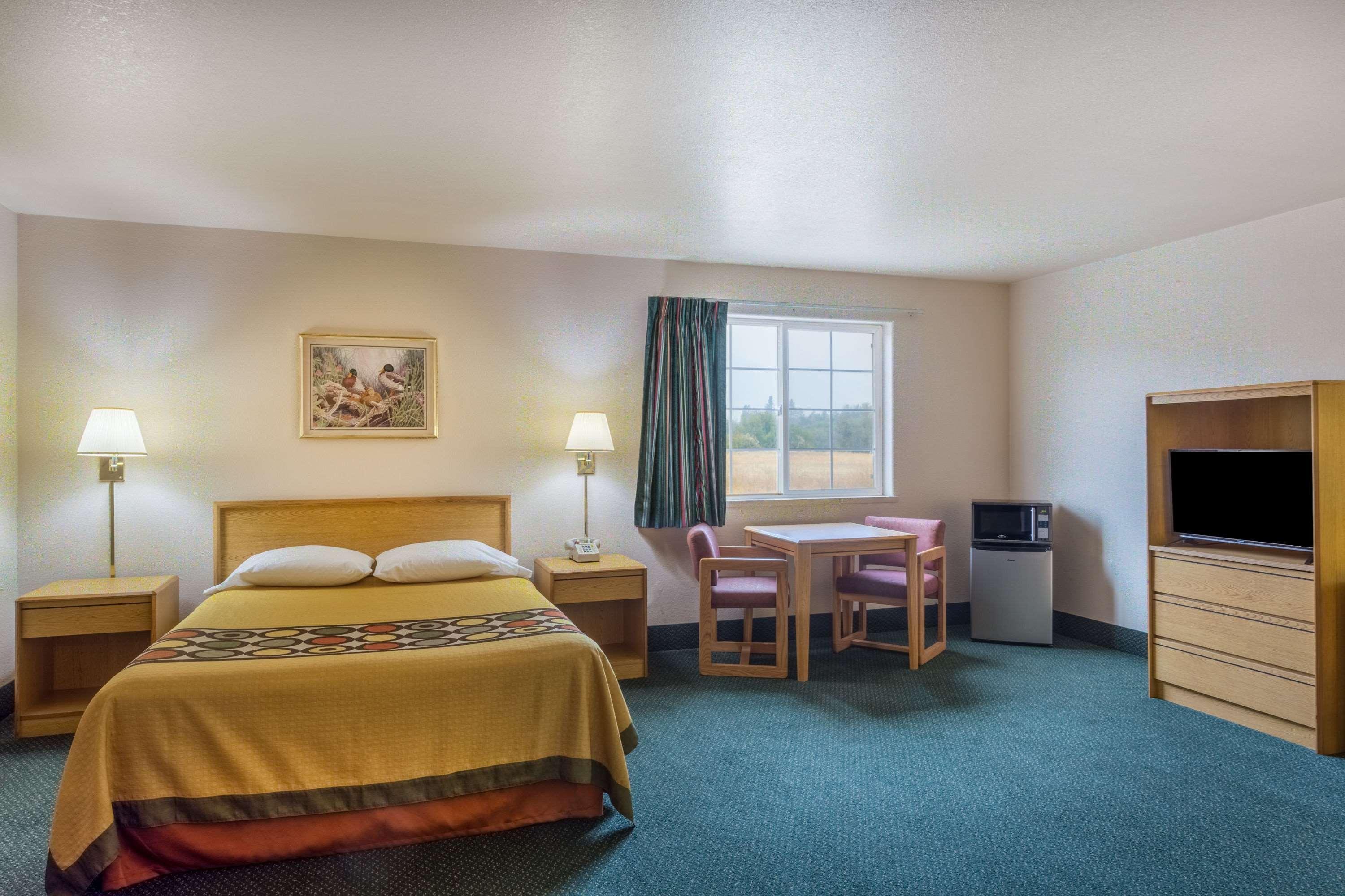 Super 8 By Wyndham Hamilton Hotel Exterior photo