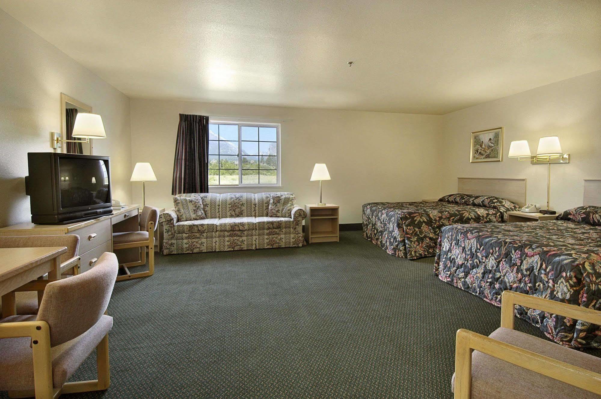 Super 8 By Wyndham Hamilton Hotel Exterior photo