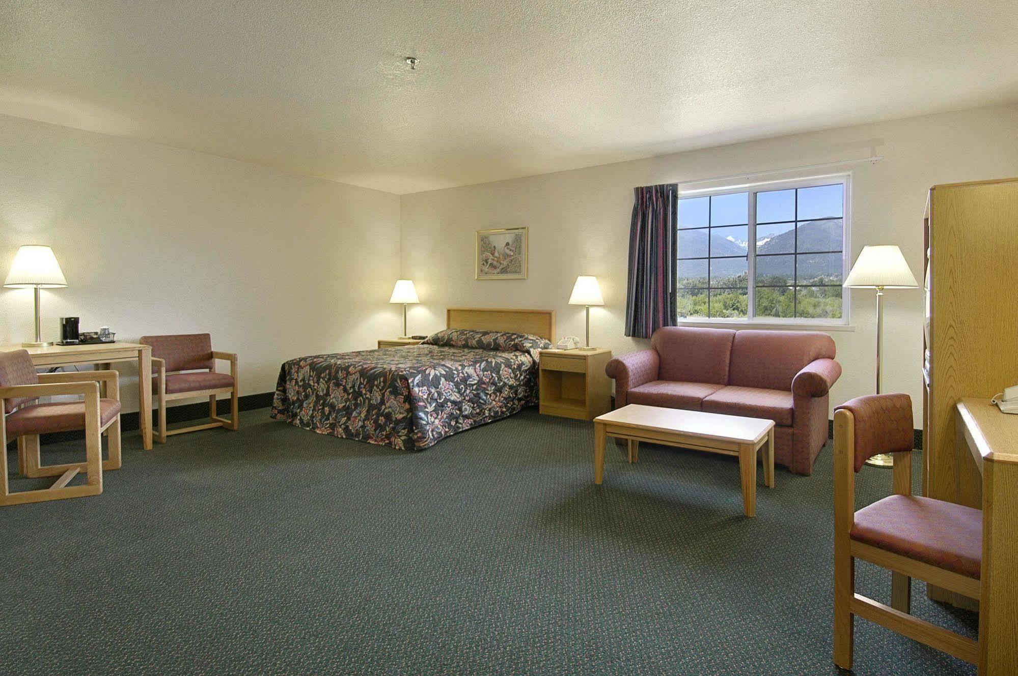 Super 8 By Wyndham Hamilton Hotel Room photo